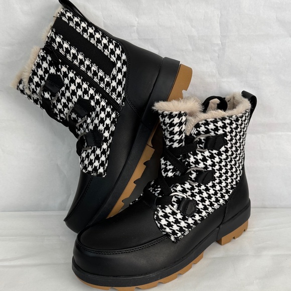 Torrid Black White Houndstooth Lace Up Cold Weather Booties Boots Sz. 10.5 WW - Picture 1 of 12